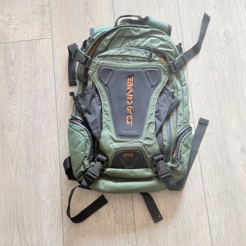 Dakine Apex Backpack Mens OS Olive Green Excellent Mountain Bike Hiking Trail